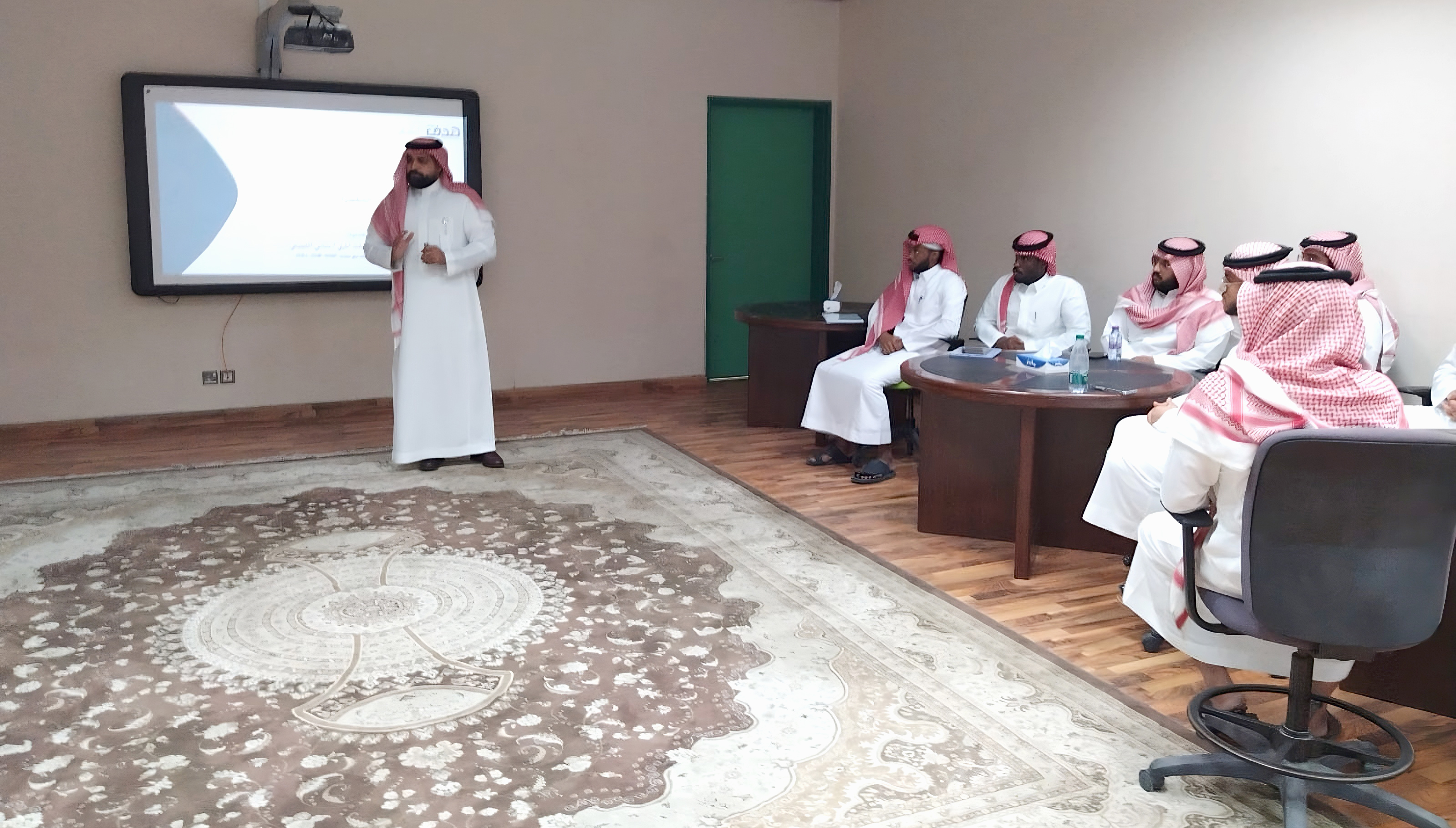 عمادة الخدمات التعليمية تنظّم سلسلة من الجلسات الإرشادية والدورات التدريبية لتأهيل الخريجين لسوق العمل