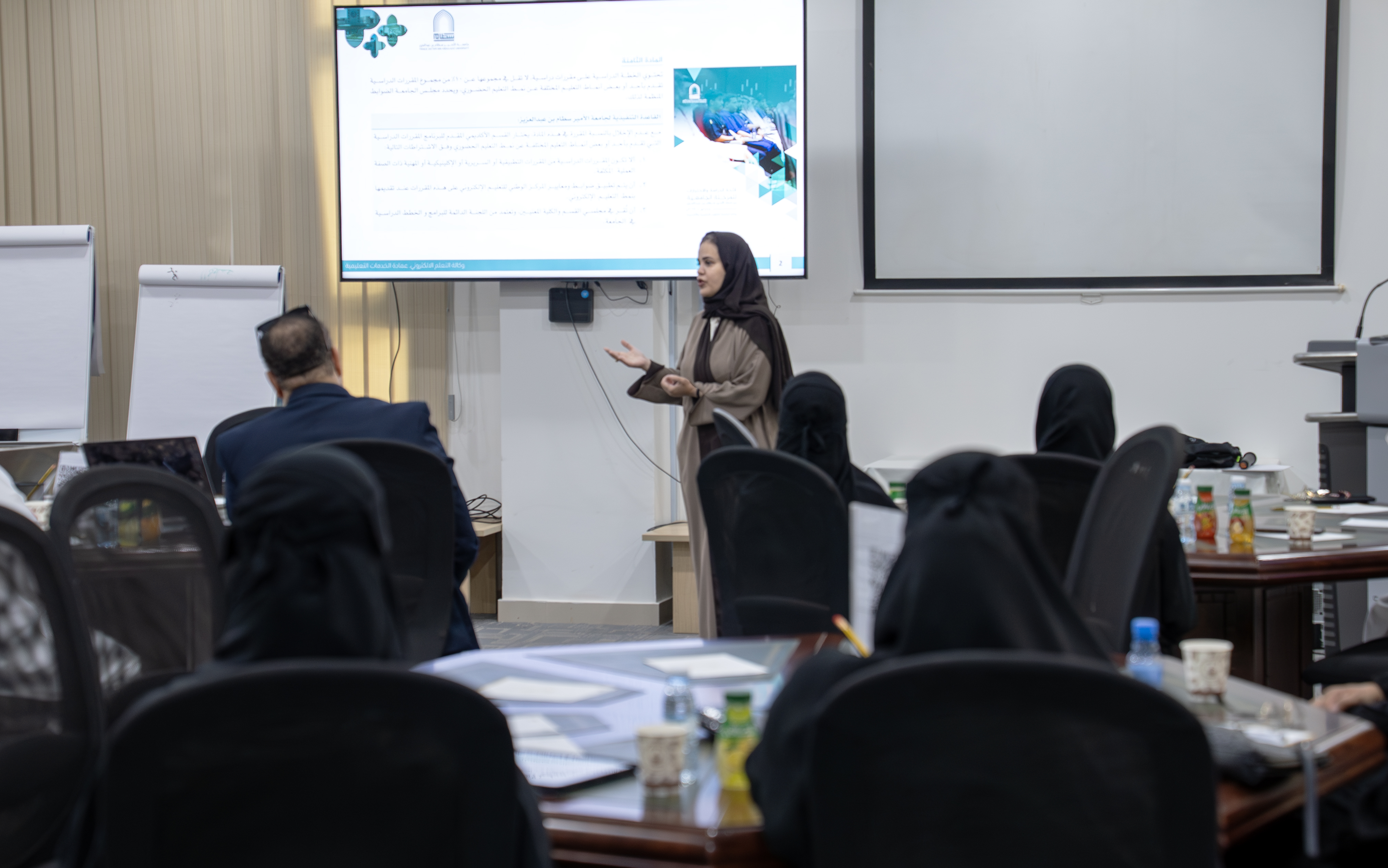 عمادة الخدمات التعليمية تقيّم ورشة تعريفية لخطة تحويل مجموعة من المقررات الأكاديمية إلى مقررات إلكترونية مطورة
