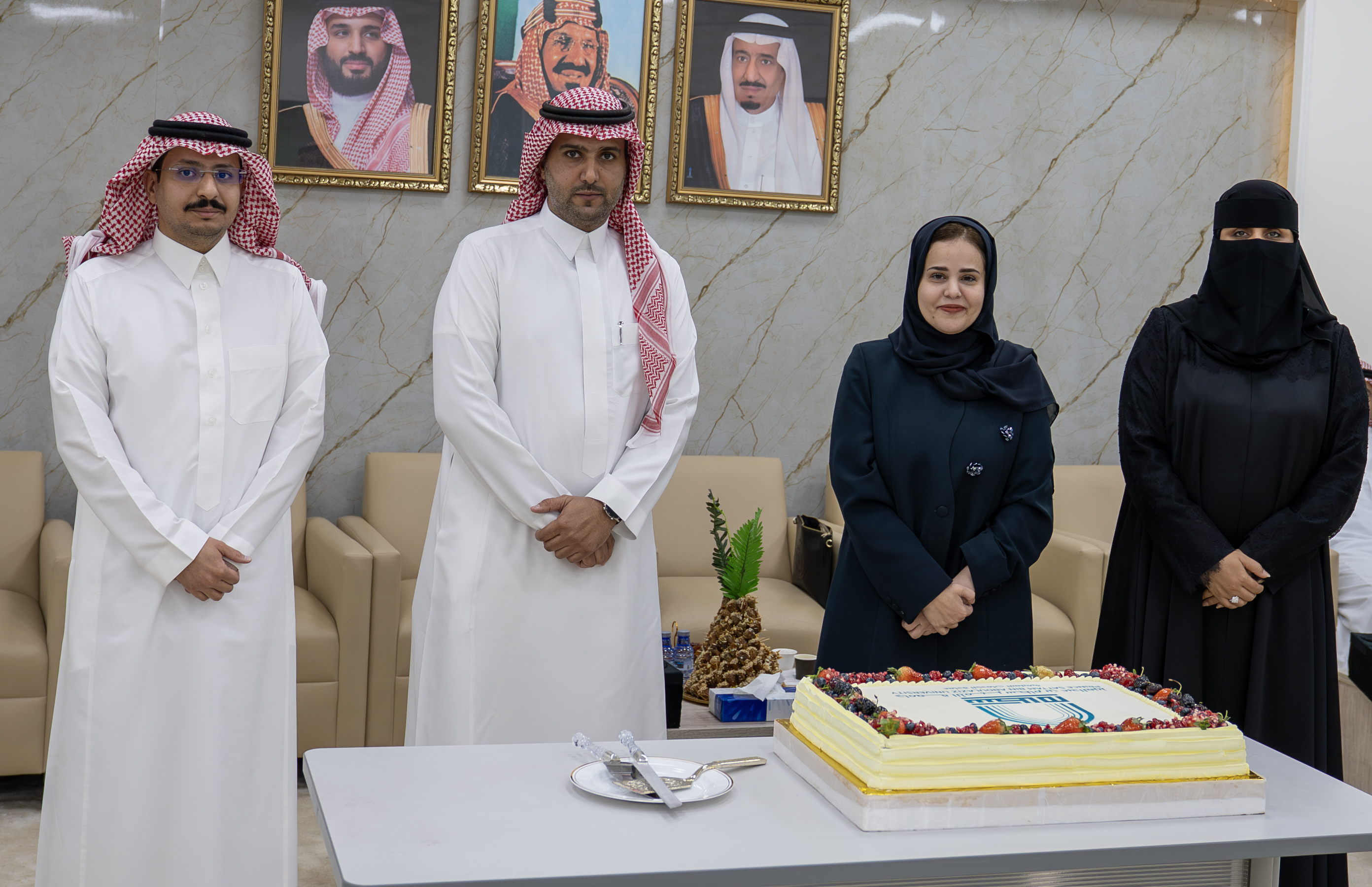 عميدة الخدمات التعليمية تكرم الوكلاء السابقين ومنسوبي العمادة